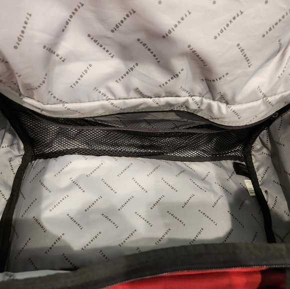 Travelpro Maxlite Burgandy Duffle Bag- Excellent Condition. - Picture 6 of 11